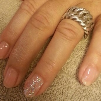 Naturel met ringvinger nailart.jpg