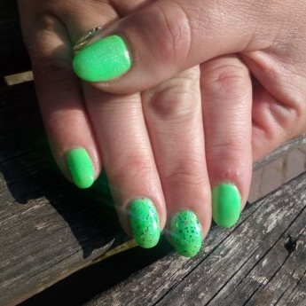 Gelnagels neon green met glitter.jpg