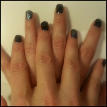 Midnight blue met sparkling topcoat op ringvinger.jpg